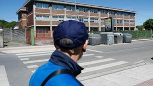 Una persona pasa por delante del colegio donde un profesor fue detenido el miércoles por presuntos abusos a nueve niñas del centro, a 29 de mayo de 2024, en Lugo, Galicia (España).