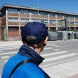 Una persona pasa por delante del colegio donde un profesor fue detenido el miércoles por presuntos abusos a nueve niñas del centro, a 29 de mayo de 2024, en Lugo, Galicia (España).