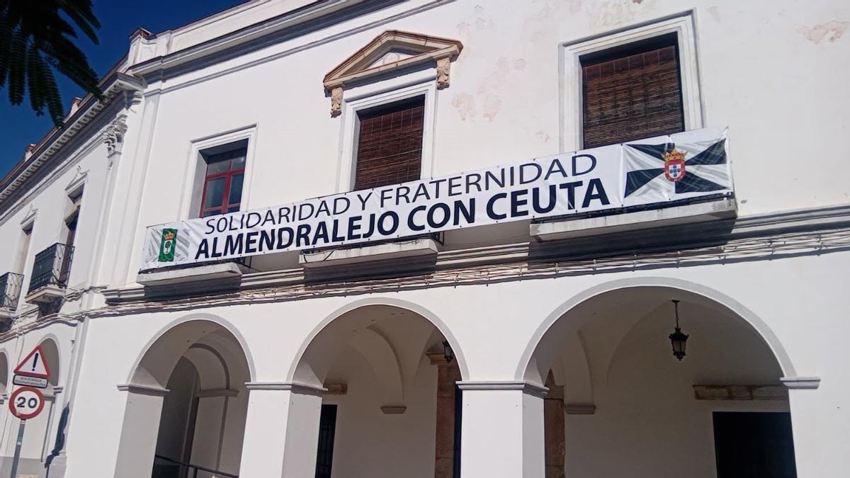 Pancarta colgada en el antiguo consistorio de Almendralejo.