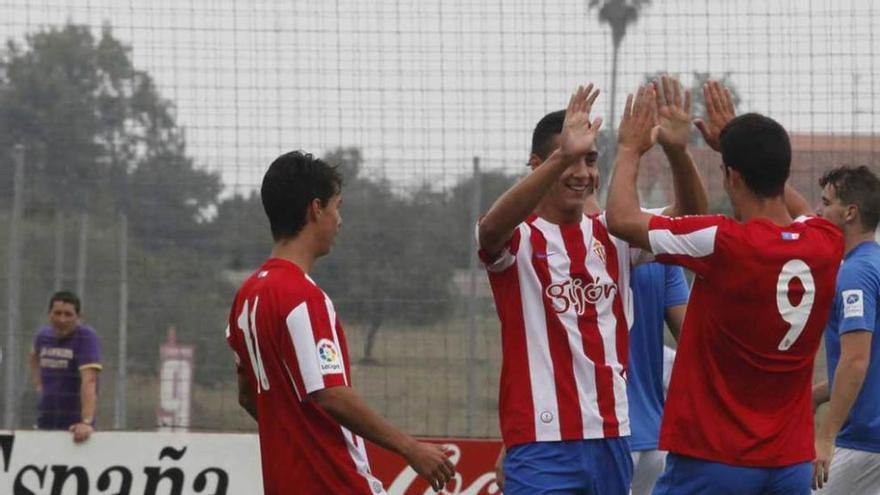 Los rojiblancos Pablo Fernández y Claudio se felicitan en presencia de Jaime Santos en un partido anterior.