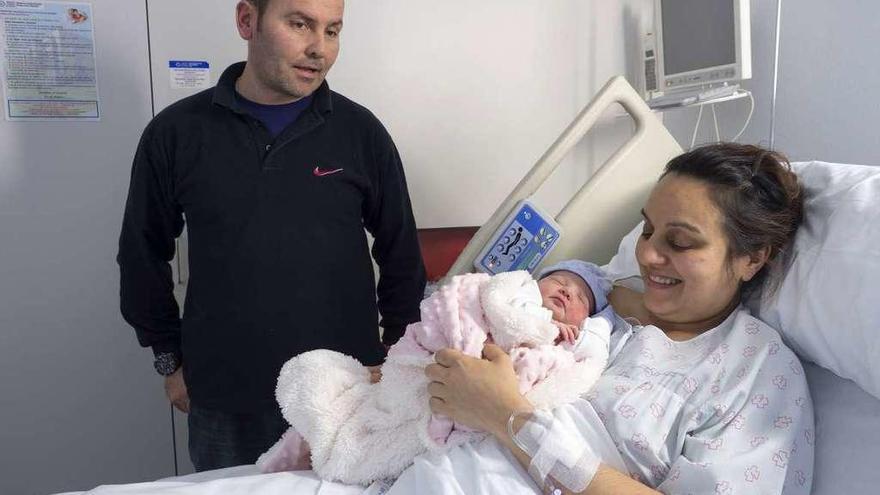 Carlota Díaz Álvarez, la primera bebé gallega de 2017, con sus padres, en el Hospital de Lugo.