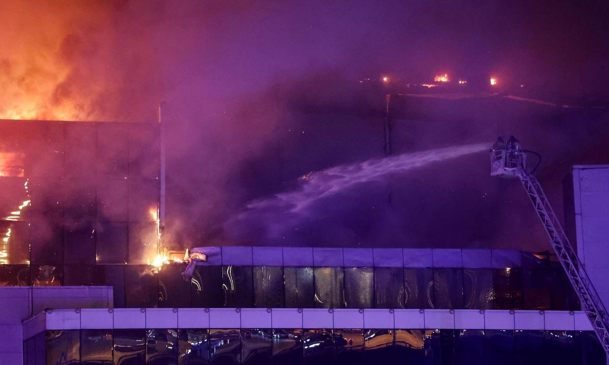 Equipos de rescate tratan de extinguir el fuego en la sala de conciertos del Crocus City Hall donde se produjo el tiroteo con al menos 40 muertos