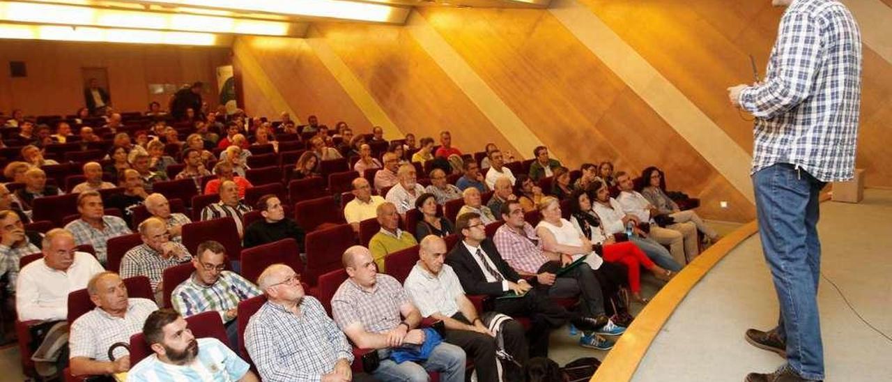 El veterinario apícola Carlos Marín, durante su ponencia en Oviedo.