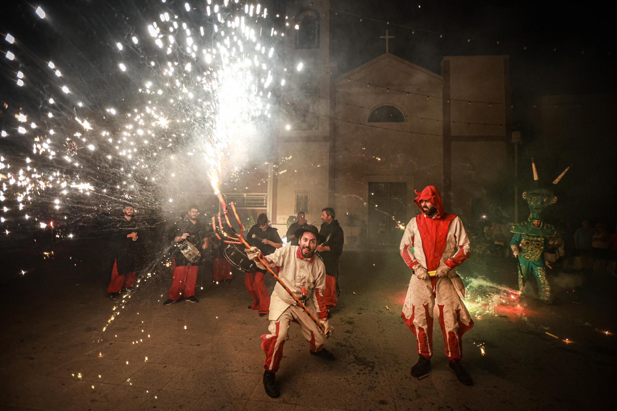 Correfocs y la hoguera más madrugadora arrancan el mejor ambiente de las fiestas patronales de Rojales