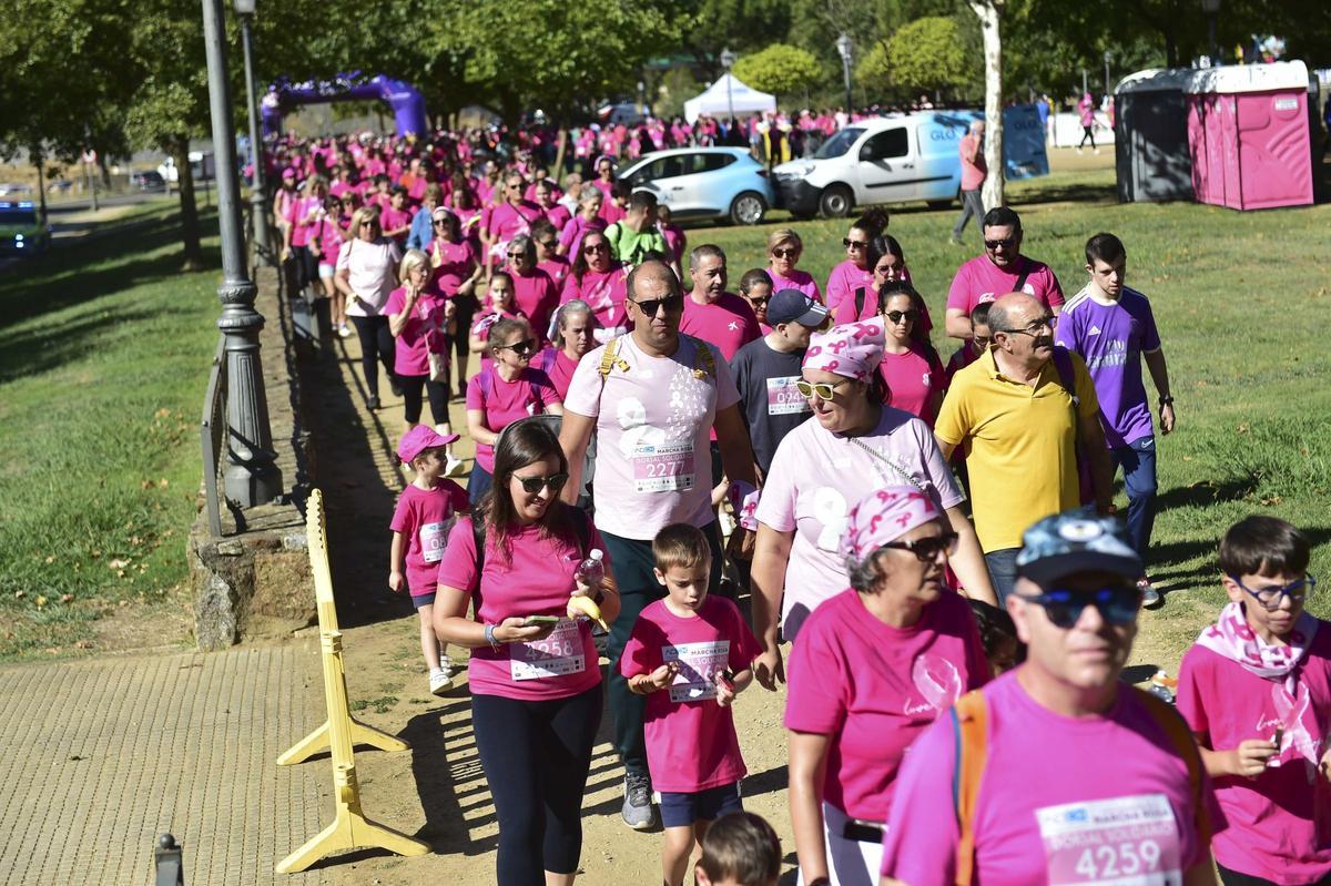 Imágenes de la marcha rosa contra el cáncer de mama en Plasencia