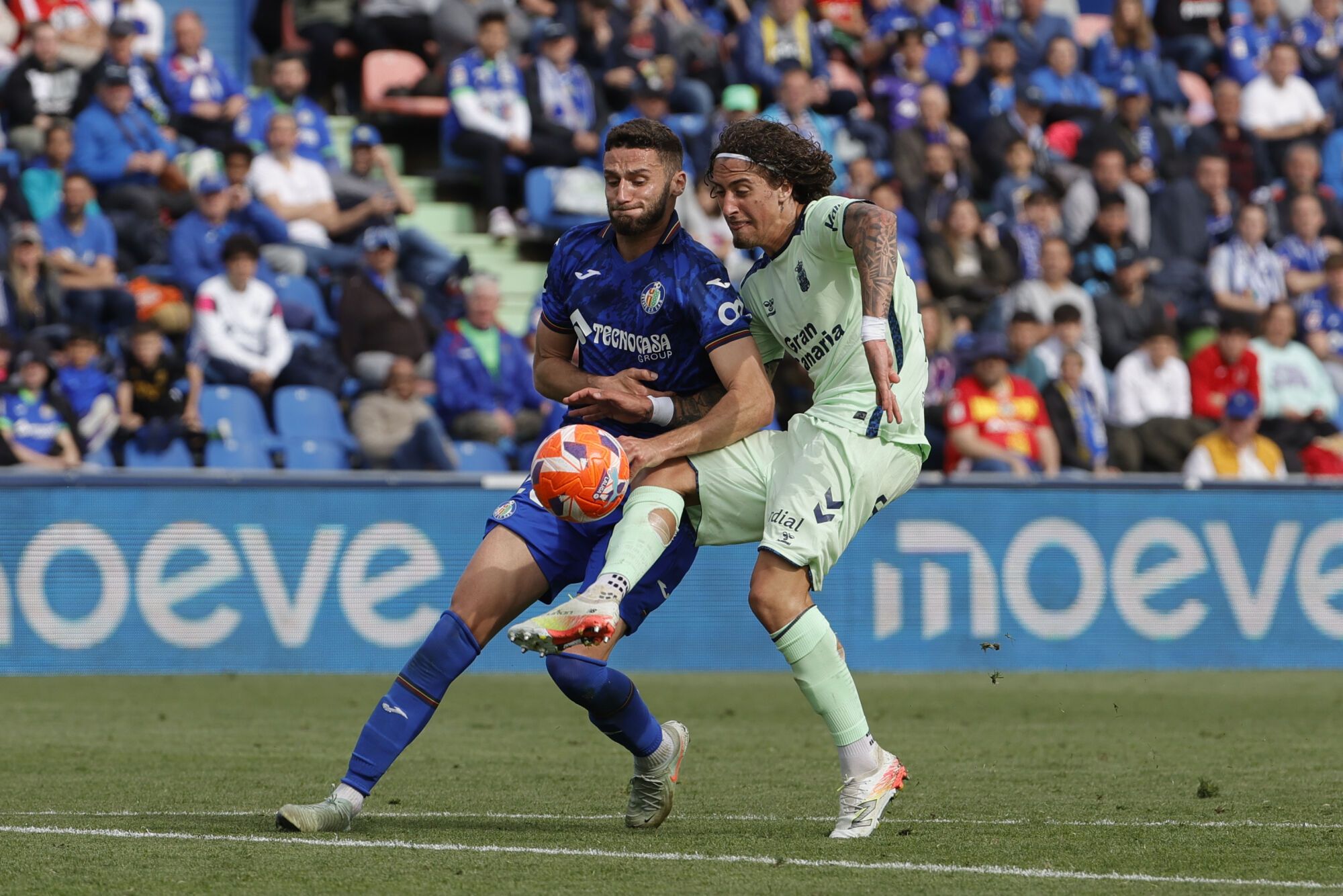 MADRID, 12/04/2025.- El defensa del Getafe Juan Iglesias (i) disputa un balón con el delantero de Las Palmas Fábio Silva (d) durante el encuentro de la jornada 31 de LaLiga EA Sports entre Getafe CF y UD Las Palmas, este sábado en el Coliseum de Getafe, en Madrid. EFE/ Zipi