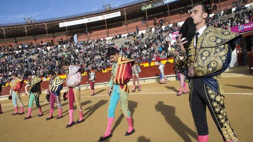 Paseíllo de los siete novilleros antes de la clase práctica en la plaza de toros.