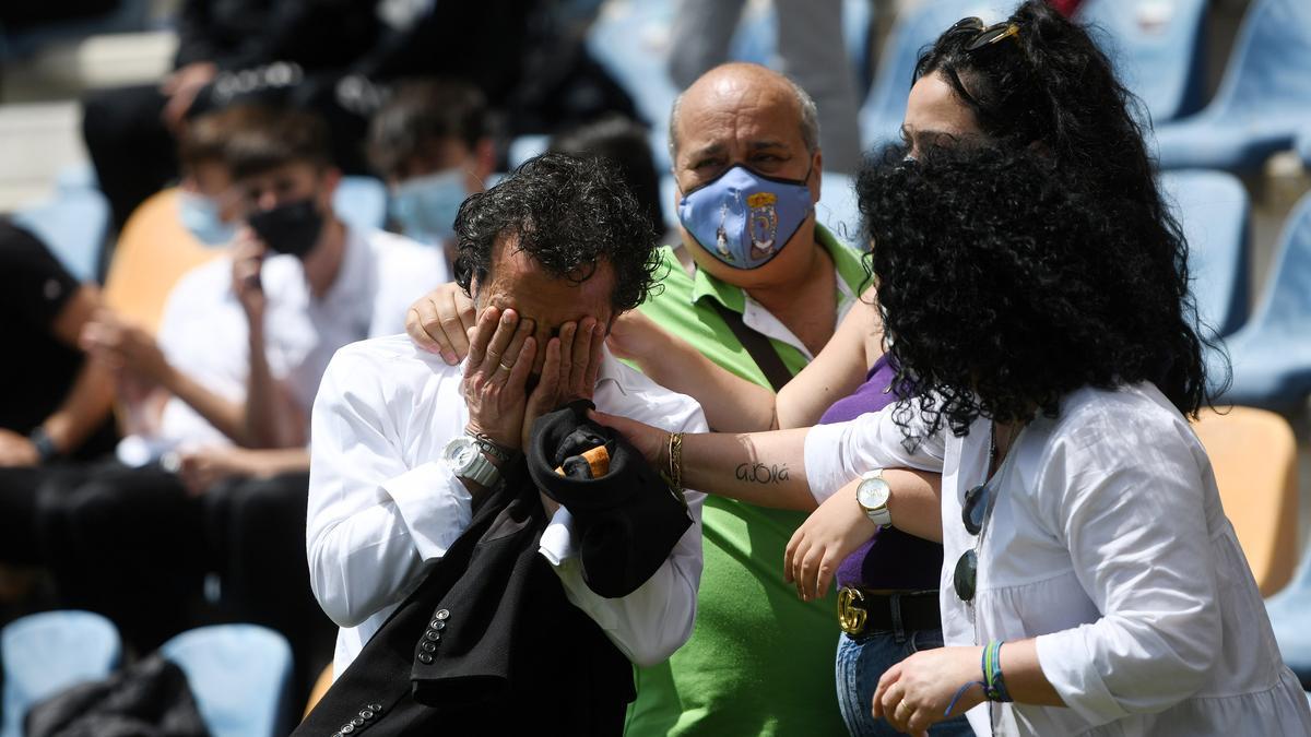 Luisito siendo consolado por sus familiares al término del partido.