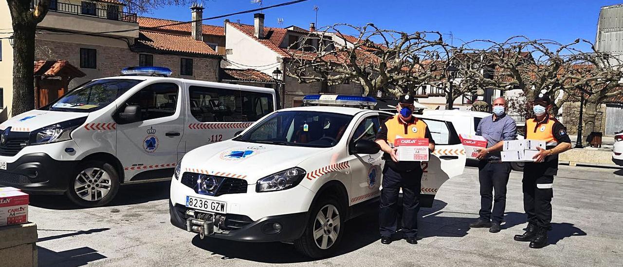 Luis Calvo y efectivos de Protección Civil, con los documentos enviados desde la Diputación.