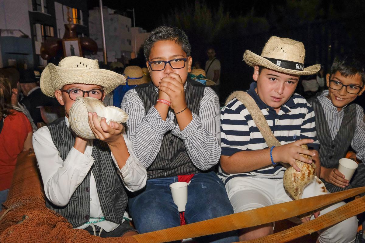 Eidan, Davisel, Juan y Nazael, en su carreta de la cofradía de pescadores de Melenara