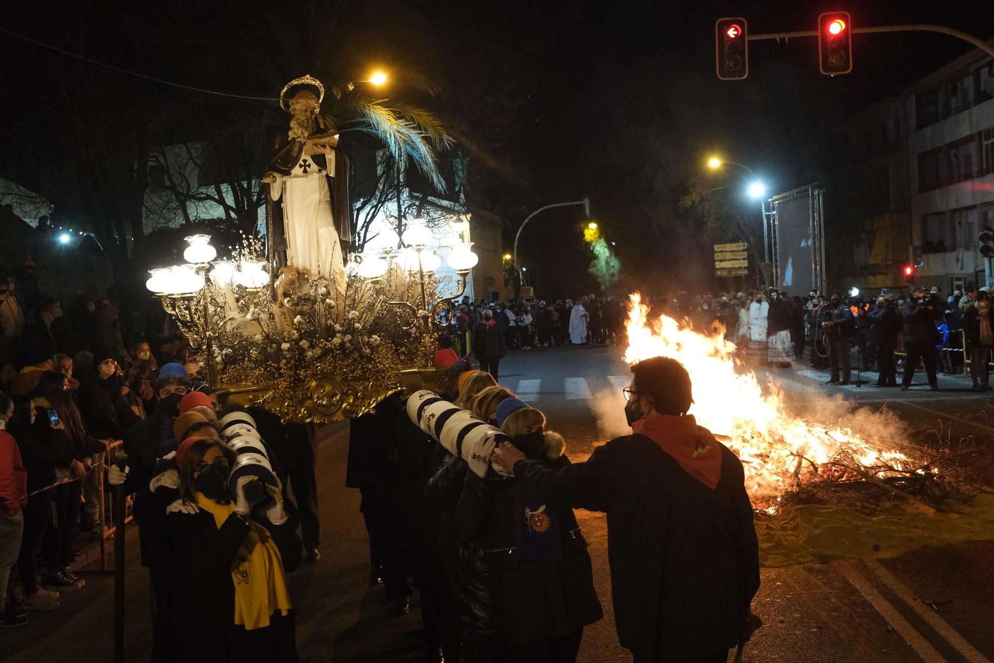 Los eldenses festejan a San Antón, patrón de los Moros y Cristianos, con las típicas vueltas a la hoguera, la bendición de animales, las tradicionales danzas y el reparto del pan