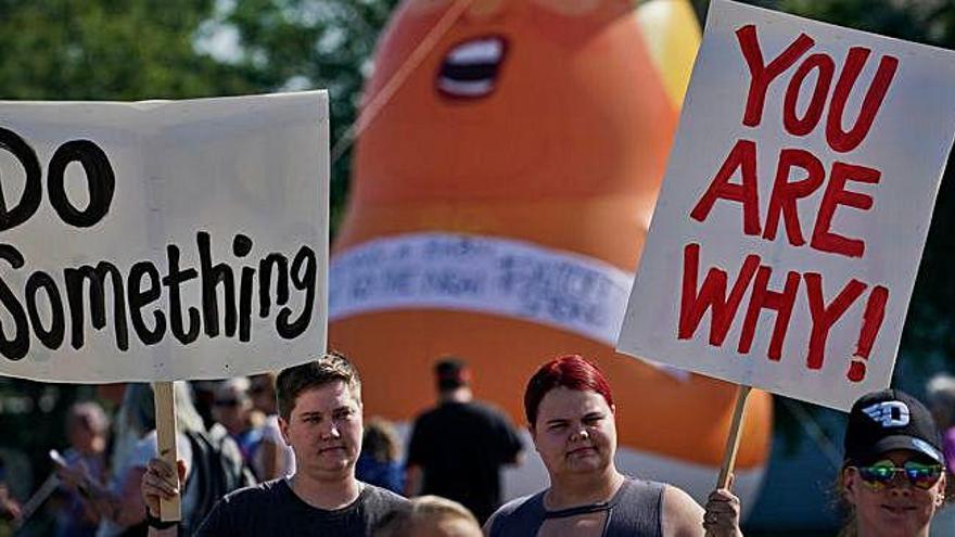 «Fes quelcom» i «Tu ets el perquè», algunes de les pancartes de la protesta d&#039;ahir a Dayton.