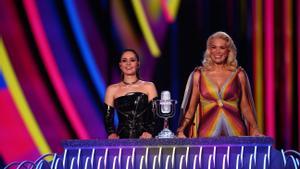Liverpool (United Kingdom), 09/05/2023.- Eurovision hosts Julia Sanina (L) and Hannah Waddingham (R) prepare to announce the countries that will go through to the Grand Final on the stage in the first semi-final during the 67th annual Eurovision Song Contest (ESC) at the M&S Bank Arena in Liverpool, Britain, 09 May 2023. Liverpool is hosting the 2023 Eurovision Song Contest on behalf of Ukraine. The 67th edition ESC consists of two Semi-Finals, held on 09 and 11 May, and a Grand Final on 13 May 2023. (Ucrania, Reino Unido) EFE/EPA/Adam Vaughan