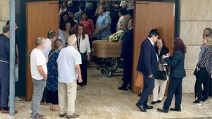 El féretro de Fermí Puig a la salida de los asistentes a la ceremonia en el tanatorio de Granollers.