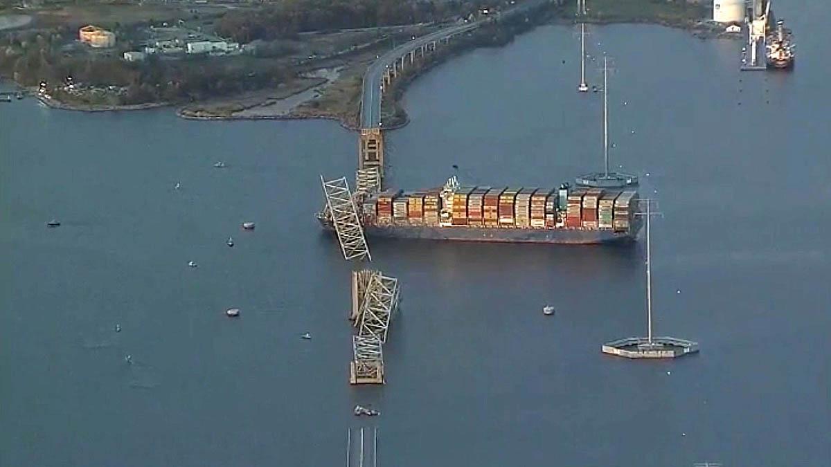 Las impresionantes imágenes del puente derribado por un carguero en Baltimore