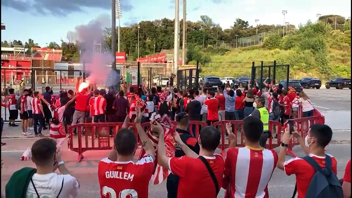 Aficionats del Girona animen els jugadors a la seva arribada a Montilivi