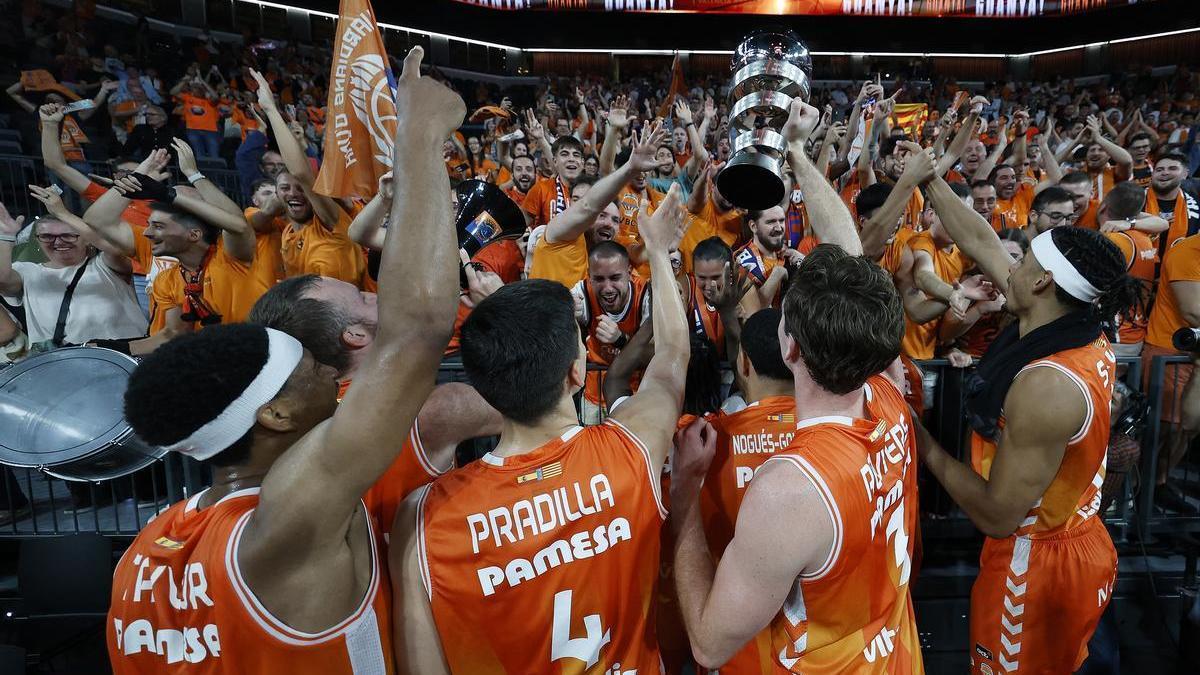 Los jugadores celebraron con la afición en el Roig Arena el título de la Supercopa Endesa.