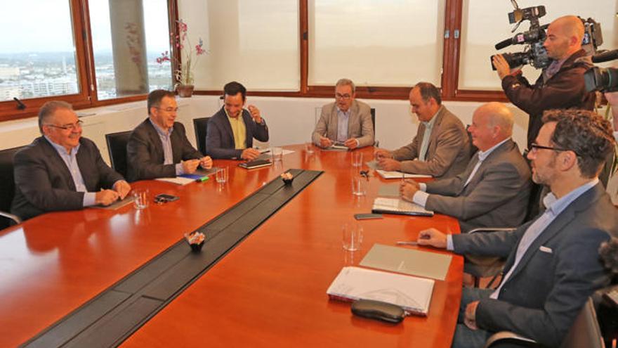 Los alcaldes y el presidente del Consell reunidos en Can Botino.