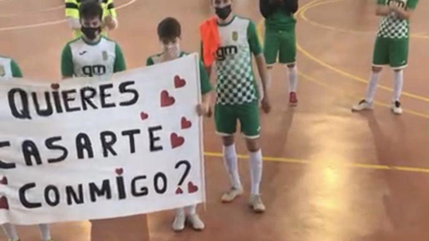 Un joven futbolista cacereño le pide matrimonio a su novia en el descanso de un partido.