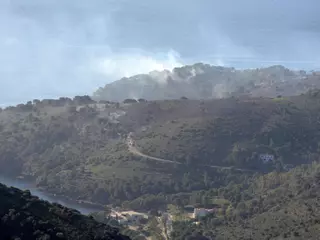 Els Agents Rurals apunten que l'origen de l'incendi de Roses podria ser una crema mal apagada