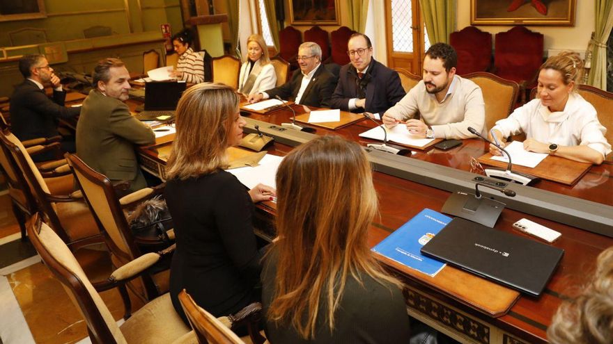 Por la izquierda, en la fila en primer término, Gerardo Antuña, el secretario Jesús Fernández, Conchita Méndez y la jefa de Deportes, Idoia González. Al otro extremo, Natalia Santa Bárbara, Cristina Coto, Alfonso Pereira, Mario Arias, el director de Urbanismo, Jorge Fernández Mier, y la jefa de Contratación, Silvia Antuña. | Luisma Murias