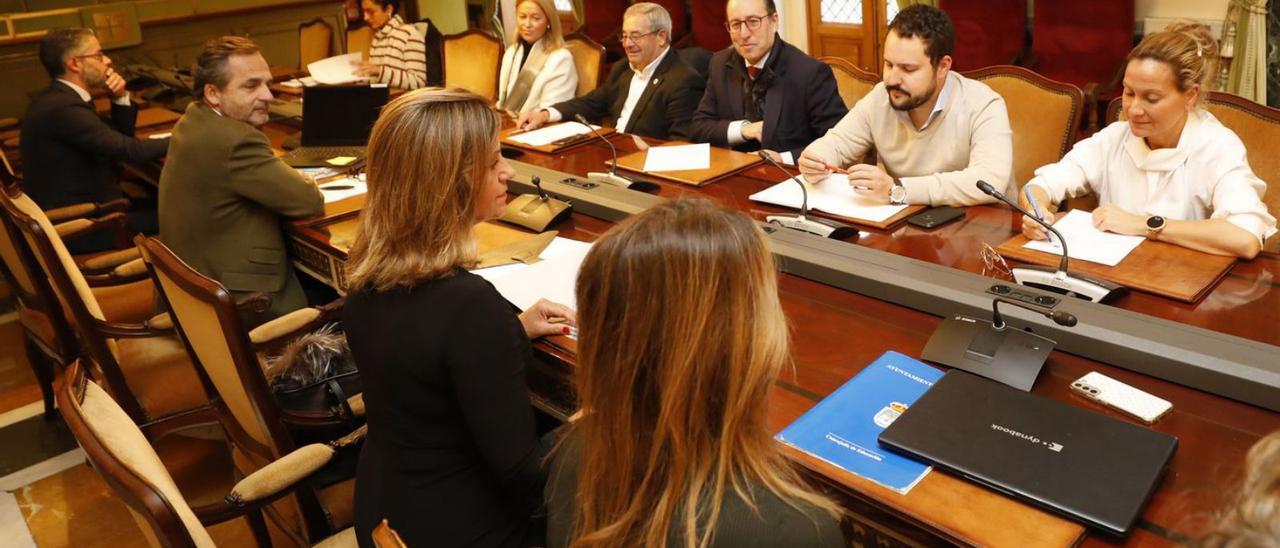 Por la izquierda, en la fila en primer término, Gerardo Antuña, el secretario Jesús Fernández, Conchita Méndez y la jefa de Deportes, Idoia González. Al otro extremo, Natalia Santa Bárbara, Cristina Coto, Alfonso Pereira, Mario Arias, el director de Urbanismo, Jorge Fernández Mier, y la jefa de Contratación, Silvia Antuña. | Luisma Murias