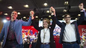 El presidente del Gobierno, Pedro Sánchez, junto la vicepresidenta tercera y candidata del PSOE en las europeas, Teresa Ribera, y el líder del PSC, Salvador Illa, en un acto de precampaña el pasado sábado. 