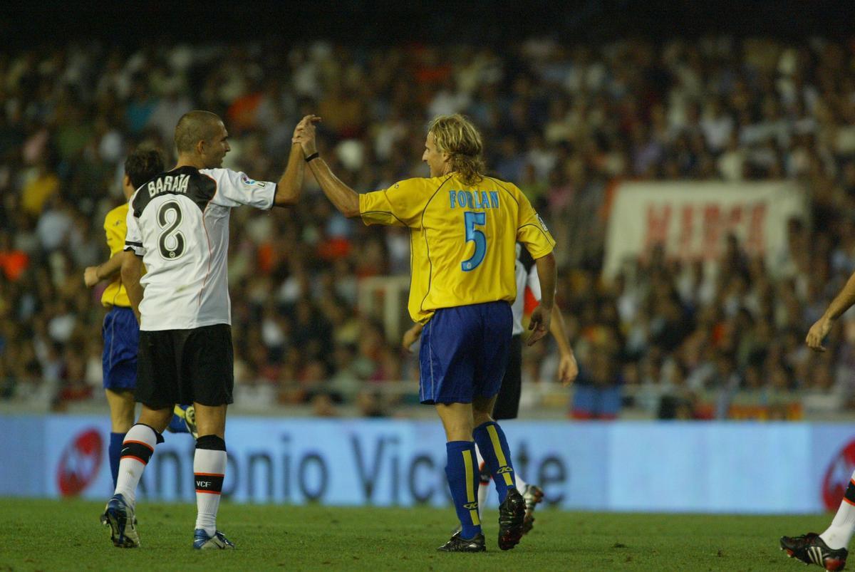 Barja y Forlán se chocan en un imagen del 2004.