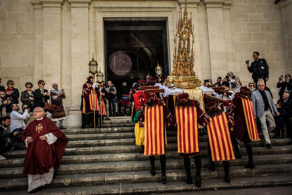 La procesión de la reliquia es uno de los actos que más agradan a los alcoyanos en el día dedicado al patrón San Jorge.