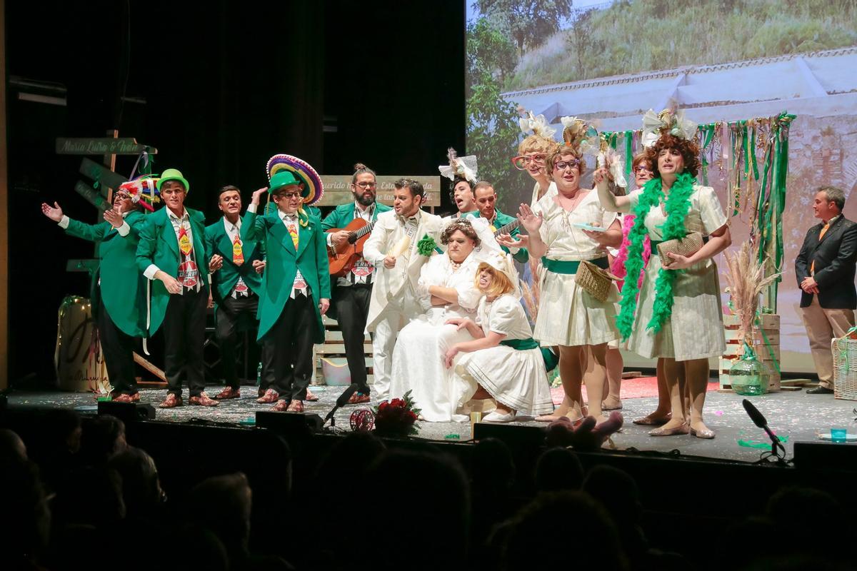 La chirigota Tagorichi, en el escenario del María Luisa.