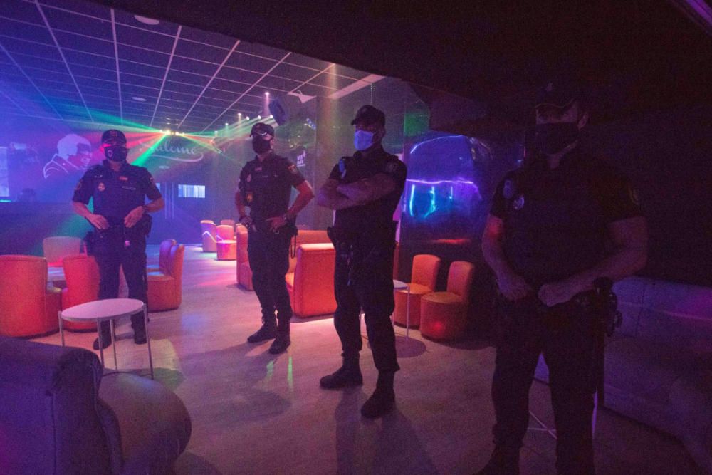 La policía inspecciona pubs y discotecas de València por el coronavirus