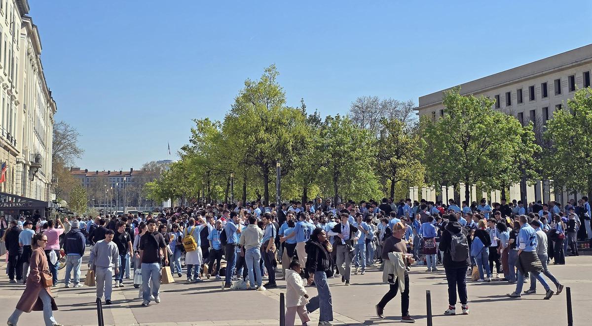 Alrededores de la Place Bellecour con aficionados del Celta antes del partido contra el Olympique.