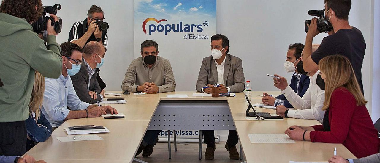 Company preside la reunión en Eivissa, ayer, acompañado del presidente insular Marí Bosó. | VICENT MARÍ