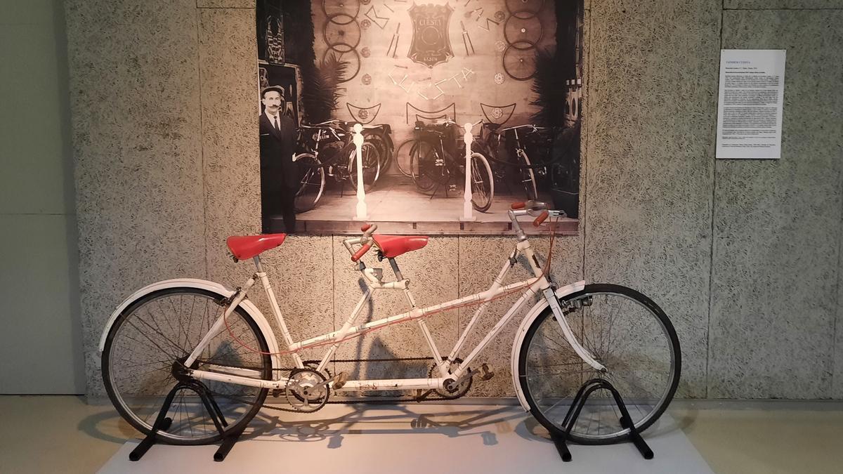 Bicicleta tandem expuesta en el Muséu