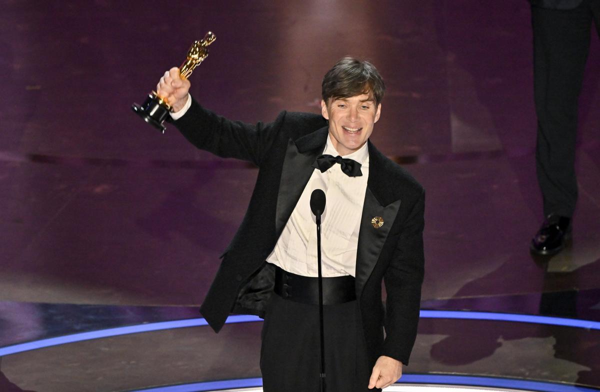 Cillian Murphy, sonriente (aunque parezca imposible), tras levantar su Oscar