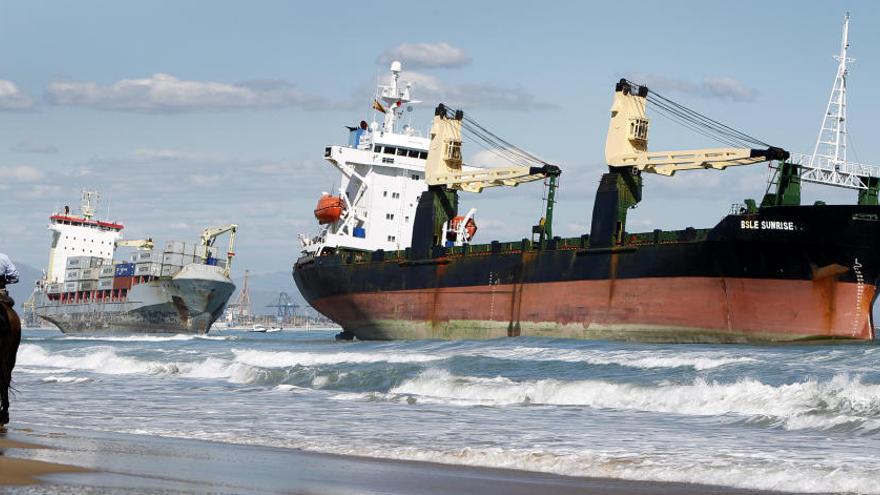 Los barcos varados en el Saler por el temporal del 28 de septiembre de 2012.