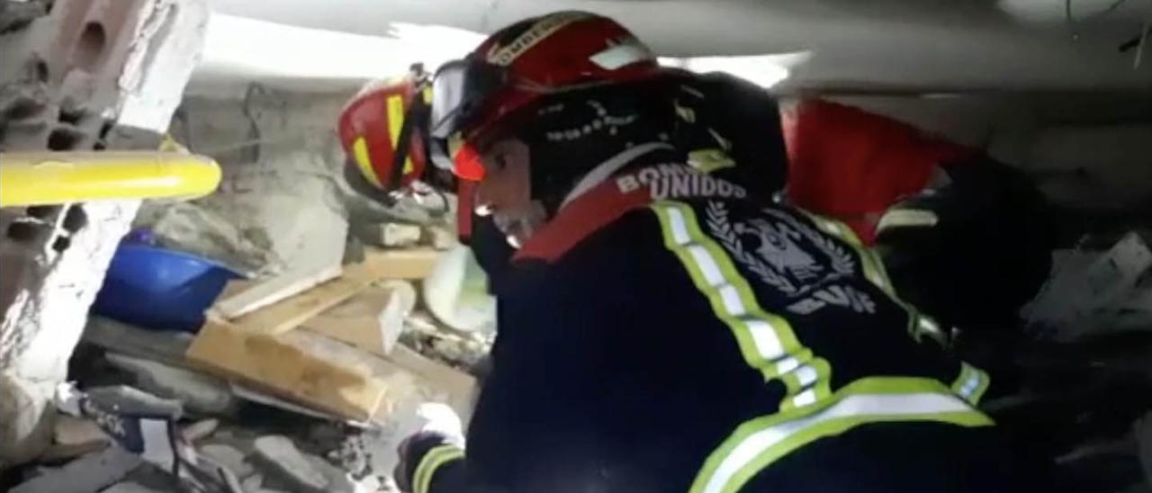 Bomberos cordobeses localizan a una niña entre las ruinas.