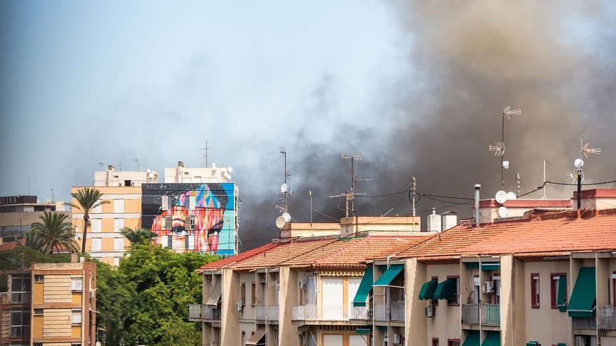 Incendio de un bazar chino en Atalayas