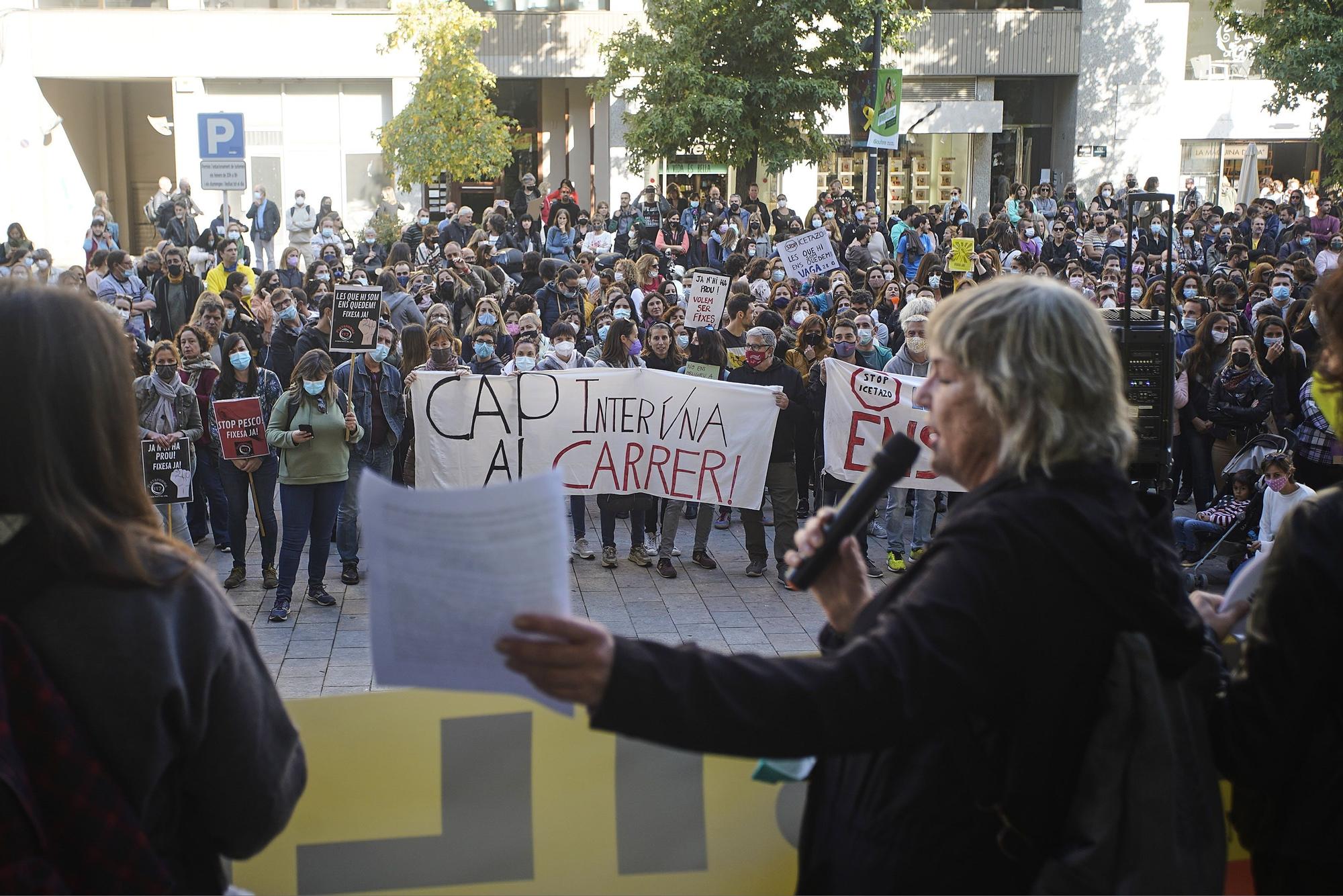 Centenars de professors es concentren a la Delegació del Govern a Girona en contra de la temporalitat