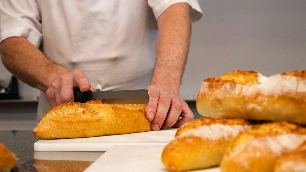 Una persona corta el pan