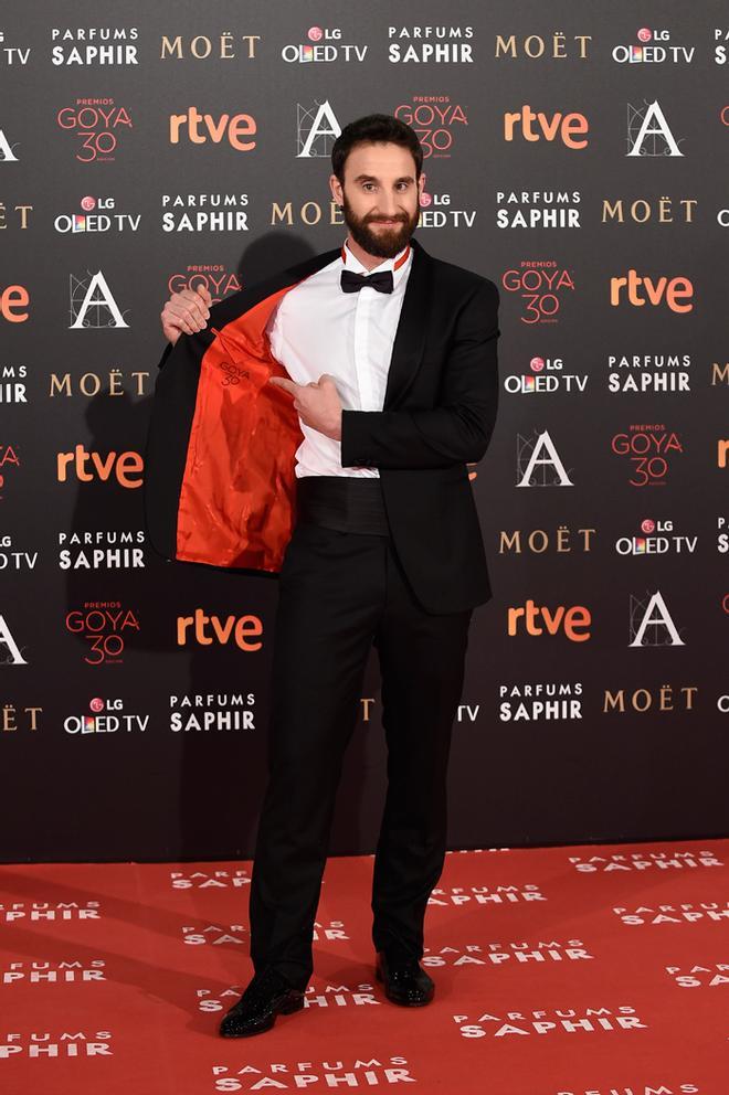 Dani Rovira en la alfombra roja de los Premios Goya 2016, de Roberto Verino
