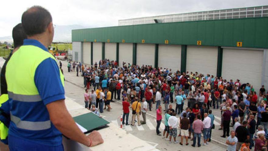 Los trabajadores de Limasa momentos antes de iniciar la asamblea del sábado.