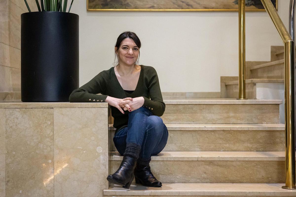 La escritora madrileña Cristina Araújo Gámir en el Hotel Reino de Aragón de Zaragoza.