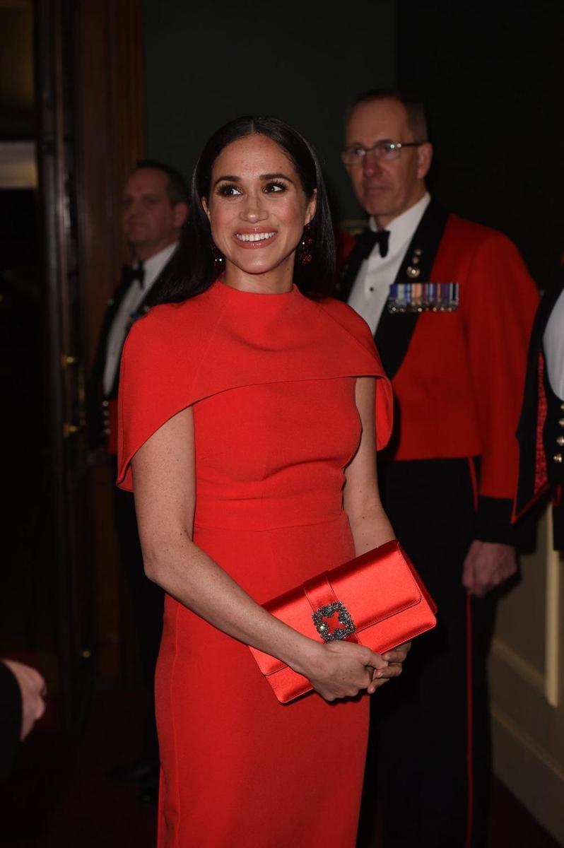 Meghan Markle con un vestido rojo de la firma Safiya