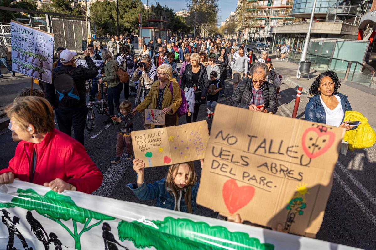 Los vecinos del parque Joan Miró vuelven a pedir que se mantenga la arboleda