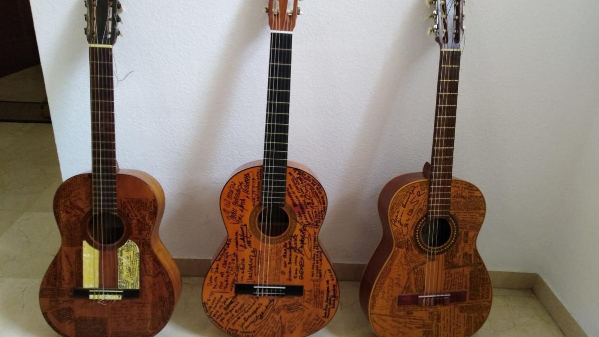 Las tres guitarras flamencas llenas de dedicatorias.