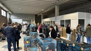 Compradores paseándose entre uno de los nuevos lotes de la nave de ChollosXpress en Dosrius.