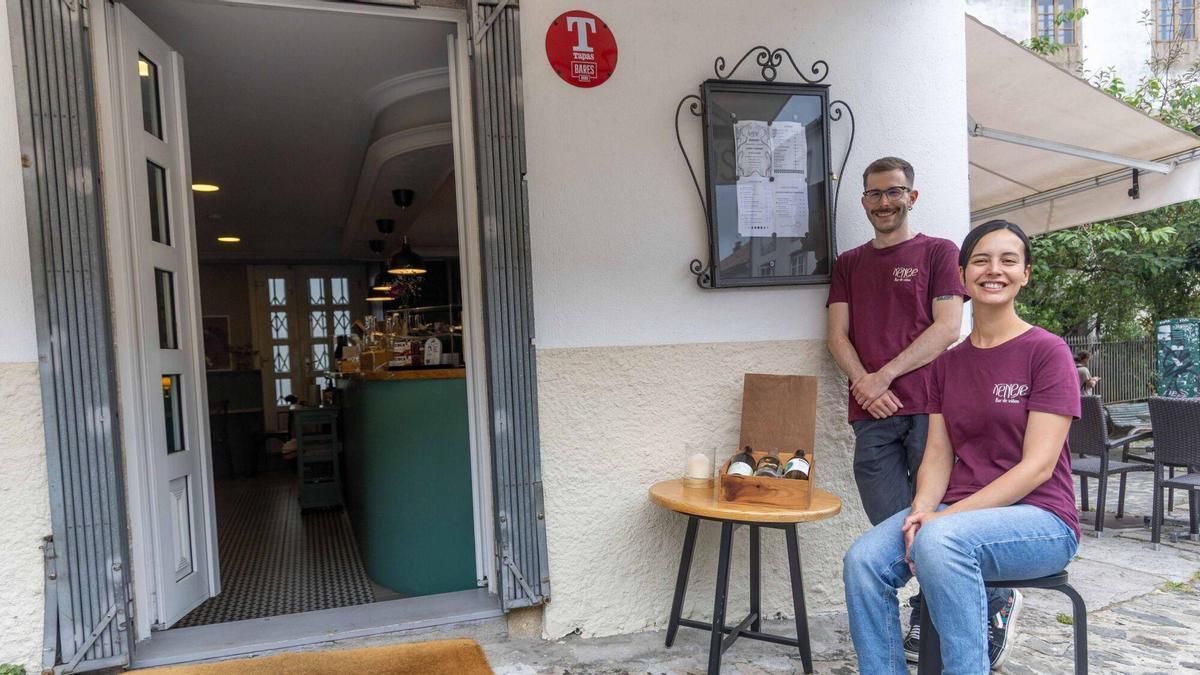 Los propietarios del bar de vinos de Compostela premiado con el T de Bares, con Marta Costas a la derecha.