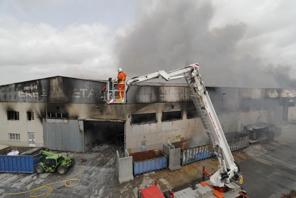 Incendio en una empresa del Polígono Industrial la Fillola, en Aldaia