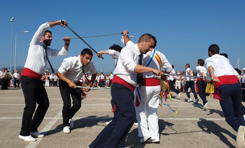 Baiona celebra las fiestas del Carmen a ritmo de espadas. // Marta G. Brea